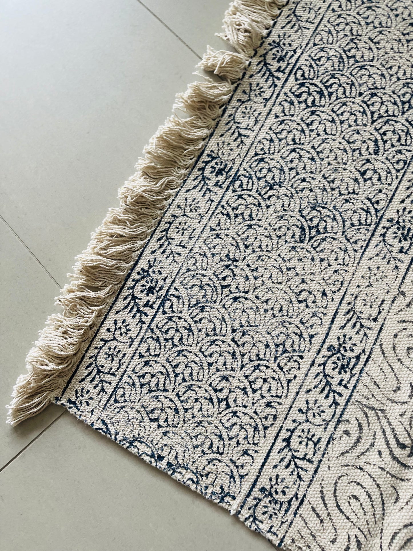 Handcrafted Black & White pattern Throw Rug